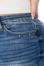 Load image into Gallery viewer, Betty High Rise Vintage Wash Wide Leg Crop Jeans