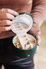 Load image into Gallery viewer, Circular Travel Jewelry Case in Green