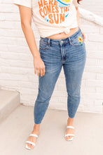 Load image into Gallery viewer, Hi-Rise Relaxed Sunflower Embroidery Jeans