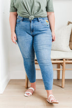 Load image into Gallery viewer, Hi-Rise Relaxed Sunflower Embroidery Jeans